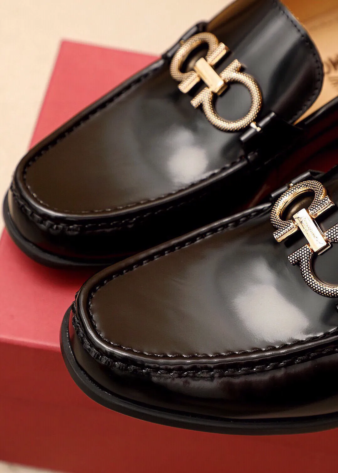 Men's shoes 💰480 💐 Product trademark: Ferragamo "Ferragamo" casual leather shoes Regular size: 38-44 (45🉑️customized) Product materials: Selected imported first-layer open-edge beaded cowhide leather upper + luxury hardware buckle, imported water-dyed cowhide leather lining. Strong three-dimensional visual effect, original outsole color: 3⃣️seed leather materials available